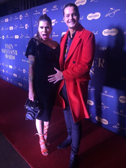 GLEDER SEG: Det var under Vixen Influencer Awards torsdag kveld at graviditeten til Kristin Gjelsvik ble kjent. Her holder Dennis stolt på den voksende magen. Foto: Julie Solberg / Se og Hør GLEDER SEG: Det var under Vixen Influencer Awards torsdag kveld at graviditeten til Kristin Gjelsvik ble kjent. Her holder Dennis stolt på den voksende magen. Foto: Julie Solberg / Se og Hør